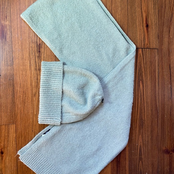 Express Winter Gray Beanie Hat and Matching Scarf NWT - Picture 4 of 7